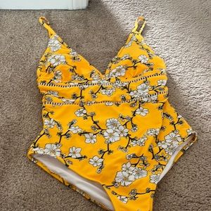 Cupshe one piece swimsuit - yellow floral - size M NWT